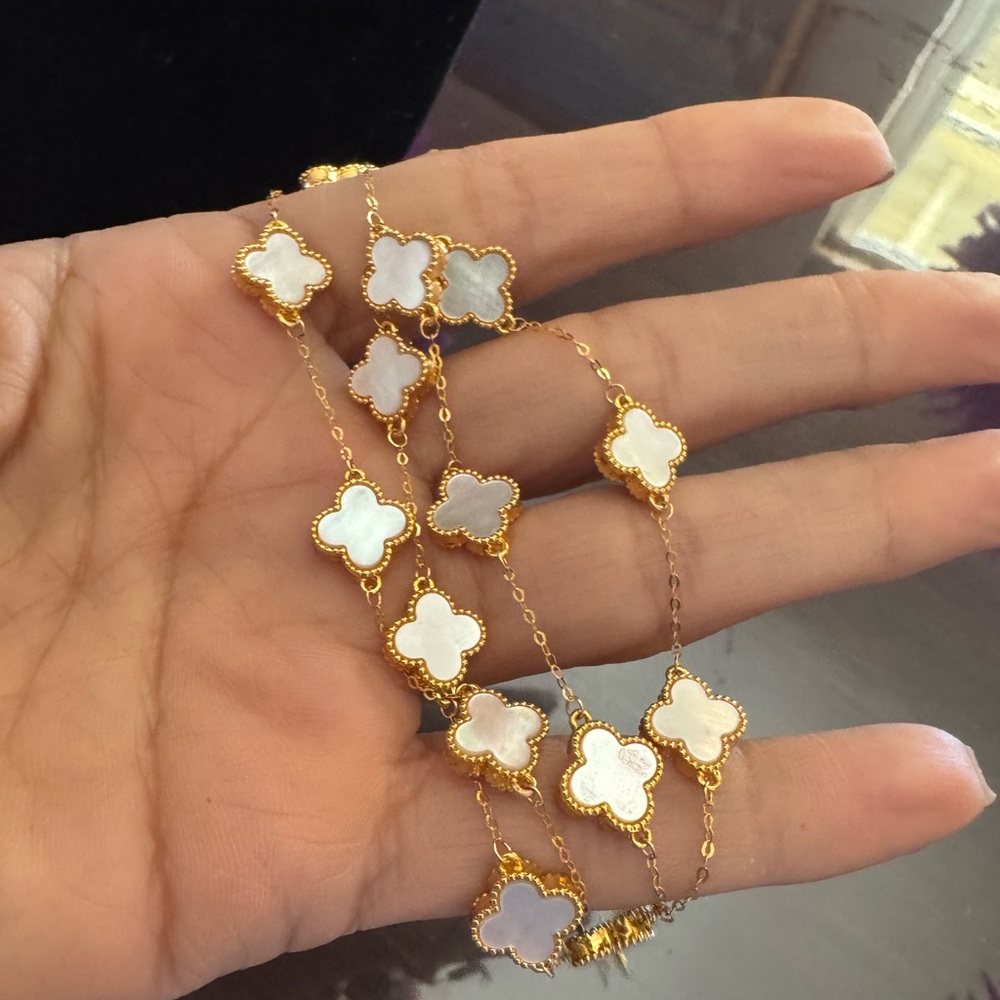 Elegant 18K YG Mother-of-Pearl Clover Necklace – 14 Motifs | 17” Length | 5.6g